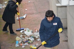 Il sindaco Romizi pulisce Fontivegge