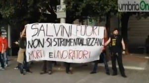 Lo striscione contro Matteo Salvini