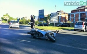 Auto contro scooter rotonda piazzale dell'acciaio - 21 aprile 2015 (3)
