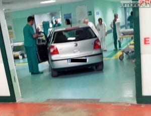 Auto finisce all'interno del pronto soccorso - 20 aprile 2015 (1)