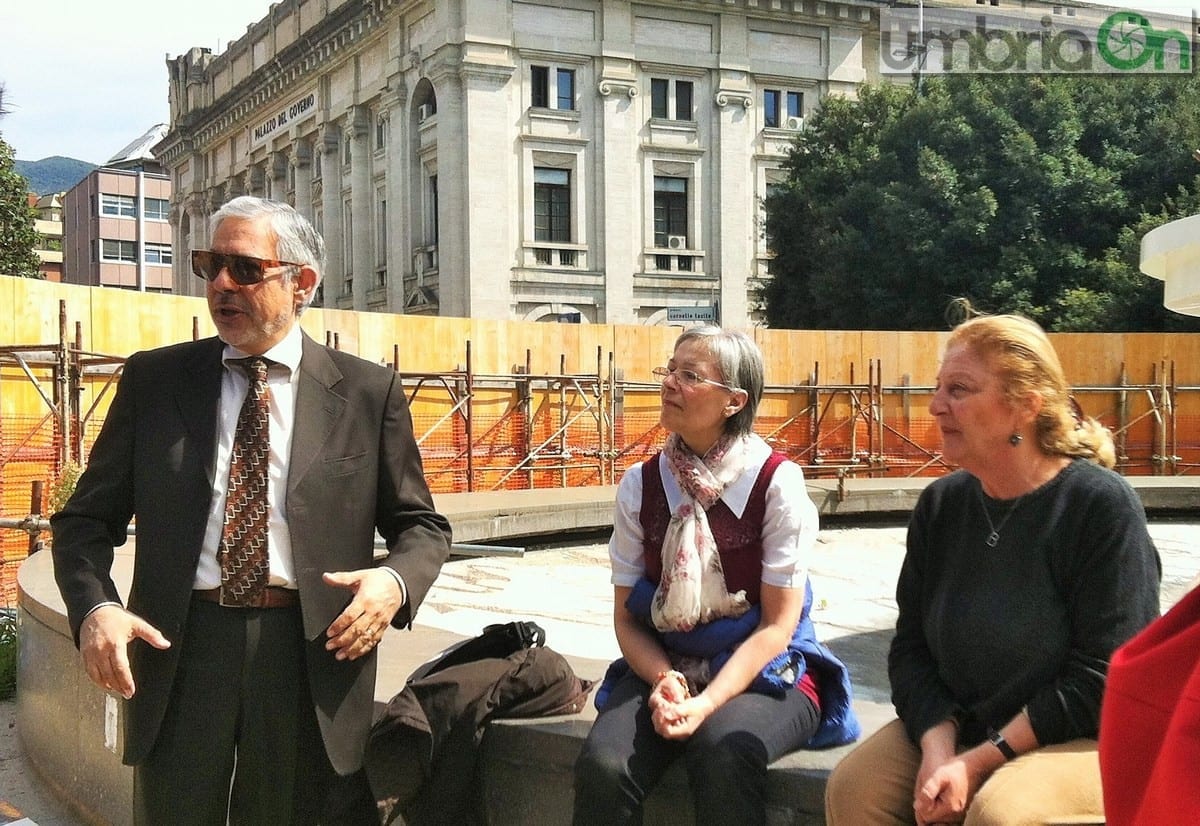 Stefano Gizzi e due delle sue collaboratrici