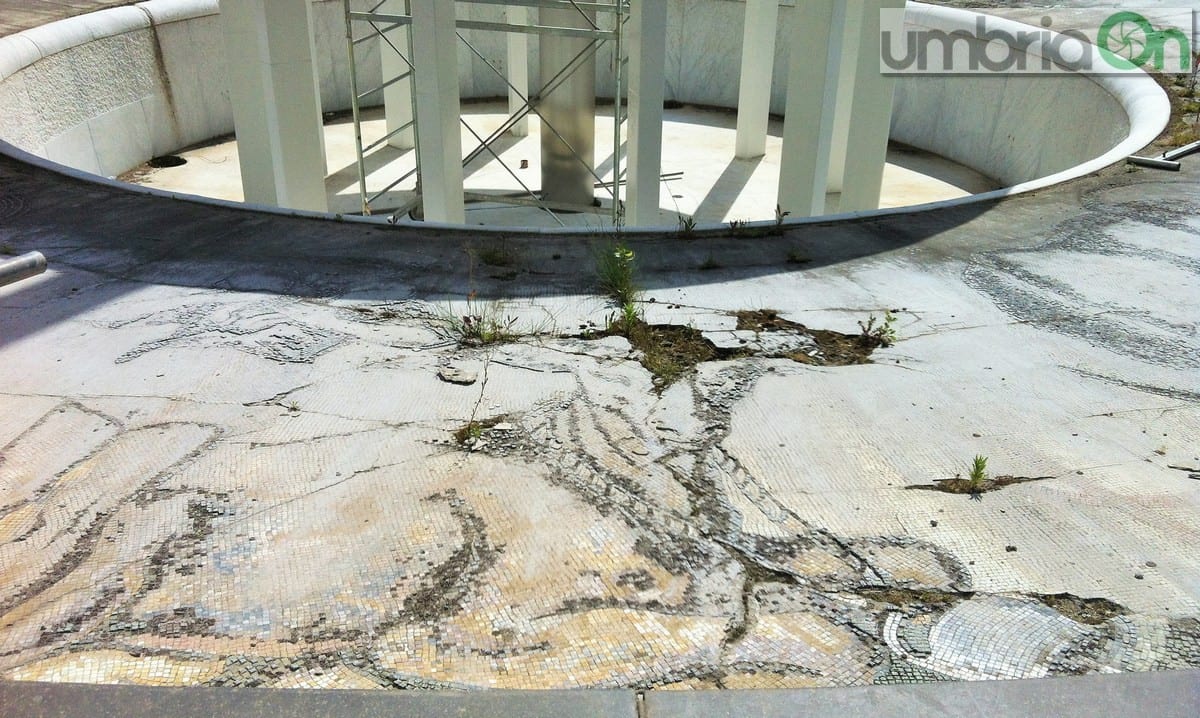I mosaici della fontana di piazza Tacito nel 2015