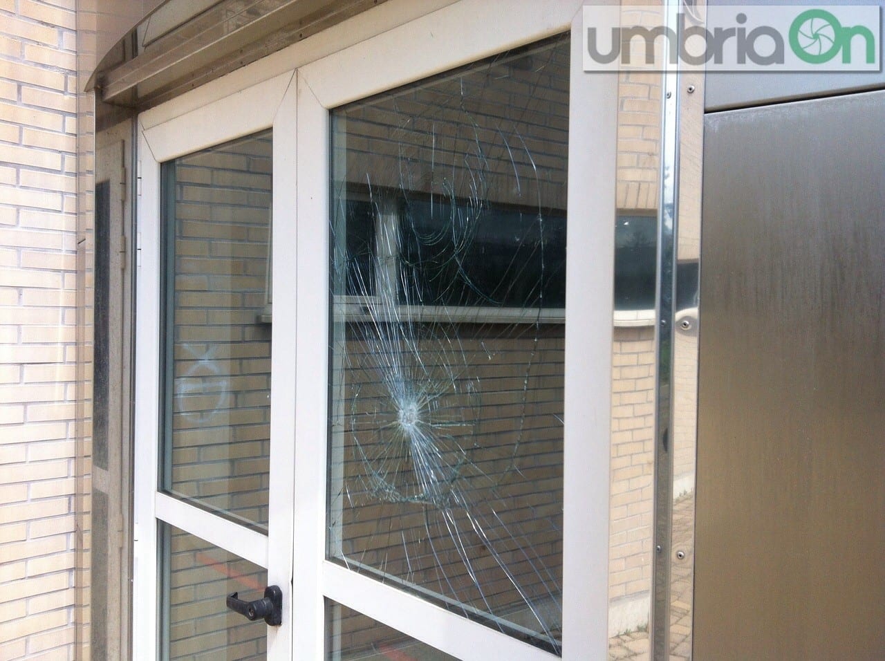 Un vetro vandalizzato