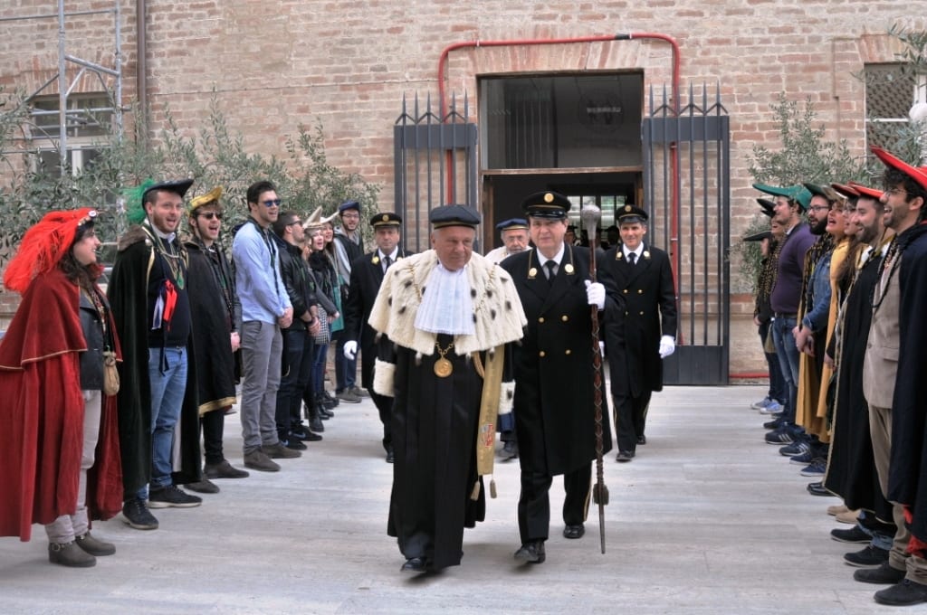 Il rettore apre il corteo