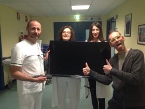 Leonardo Cenci con il personale dell'ospedale 