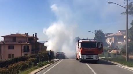 L'auto in fiamme (San Gemini Shop Online)