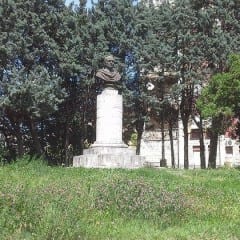 Terni, il busto di Tacito tra erba e immondizia