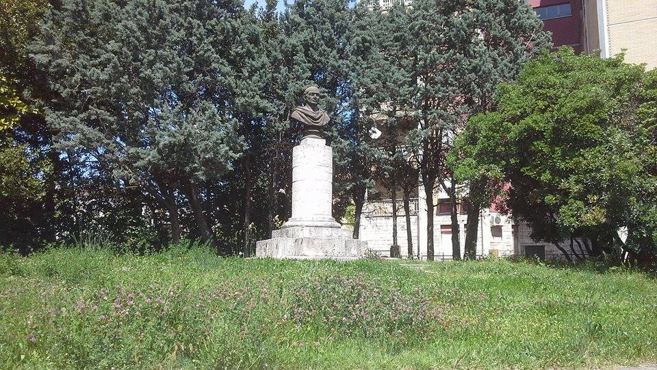 Terni, il busto di Tacito tra erba e immondizia