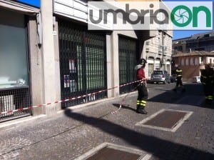 Terni mattonelle cadute palazzo auto danneggiate (3)