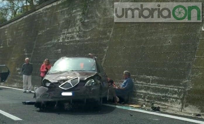Il ferito in attesa dei soccorsi