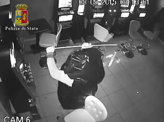 Terni, il ‘re delle spaccate’ in azione