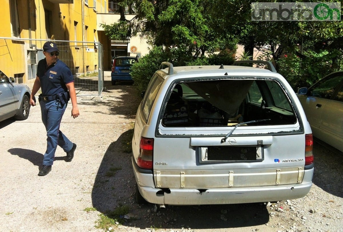 Uno dei mezzi sequestrati