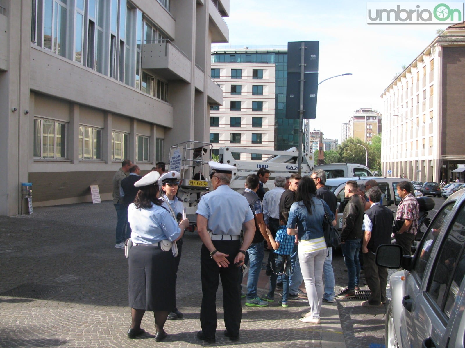 La protesta davanti al tribunale