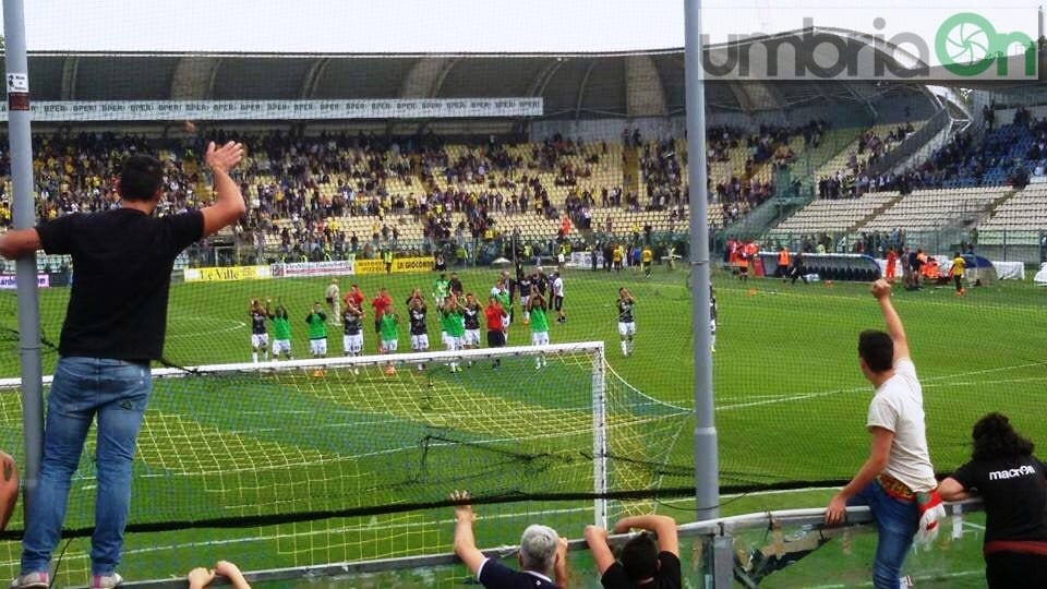 I festeggiamenti con i tifosi rossoverdi al ‘Braglia’