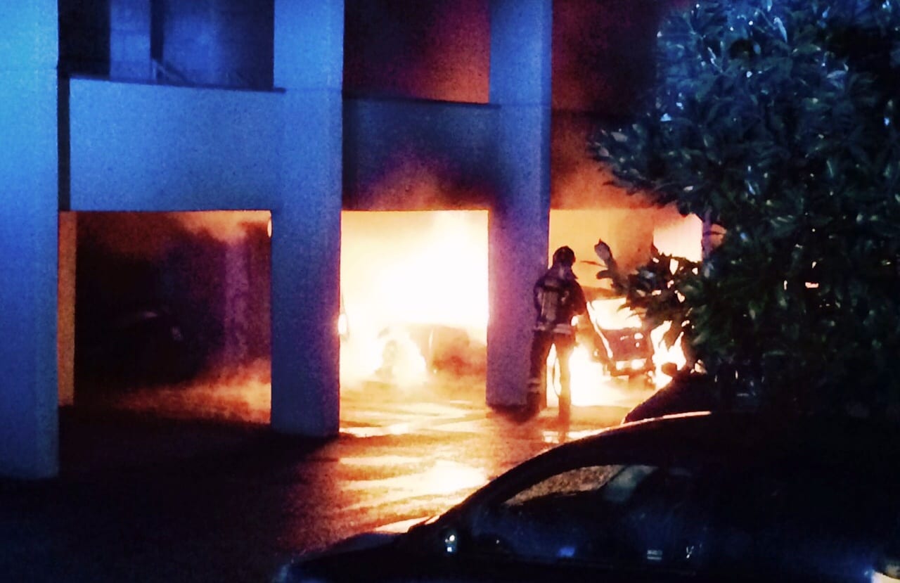 Terni, fiamme e paura in via Mola di Bernardo