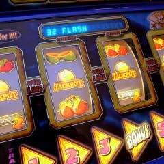 Slot machine contesa: al bar volano schiaffi