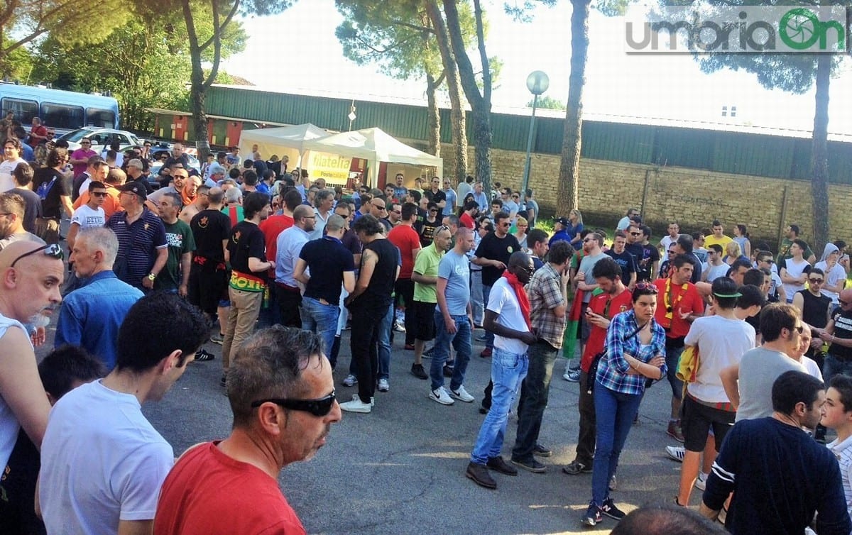 I tifosi fuori dai cancelli