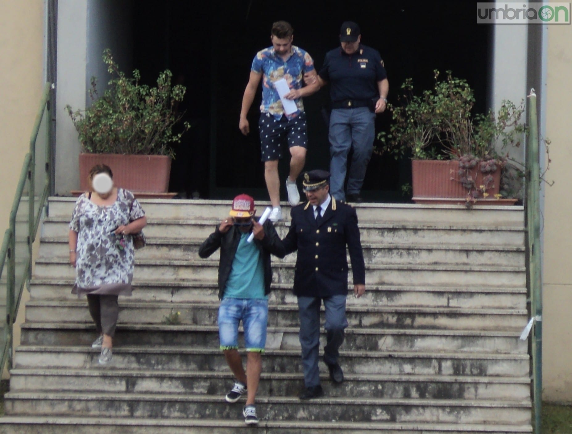 I due vengono condotti in carcere
