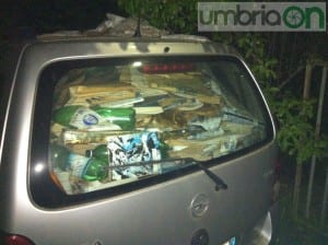 L'auto stracolma di giornali