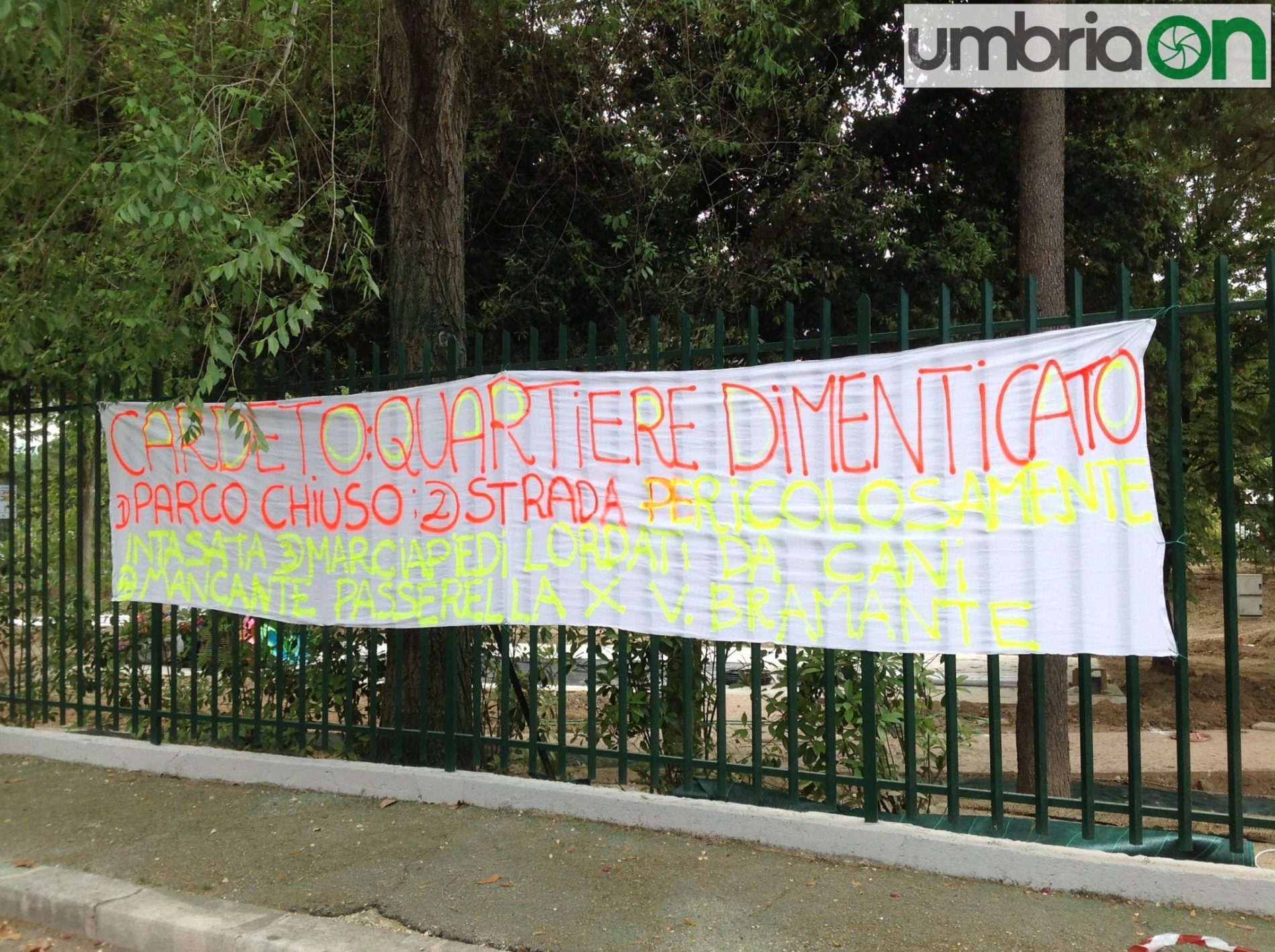 Uno degli striscioni appesi sulle ringhiere del parco