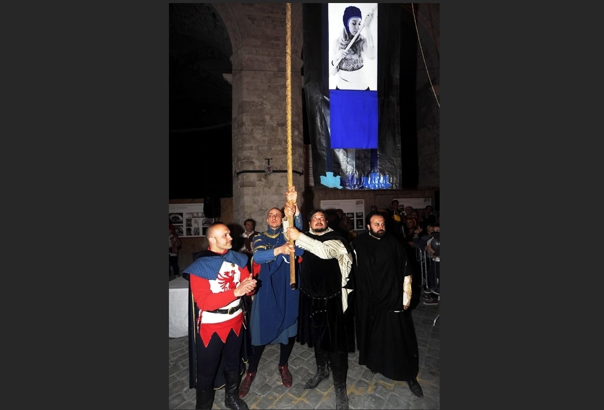 I priori alzano il 'Bravio'