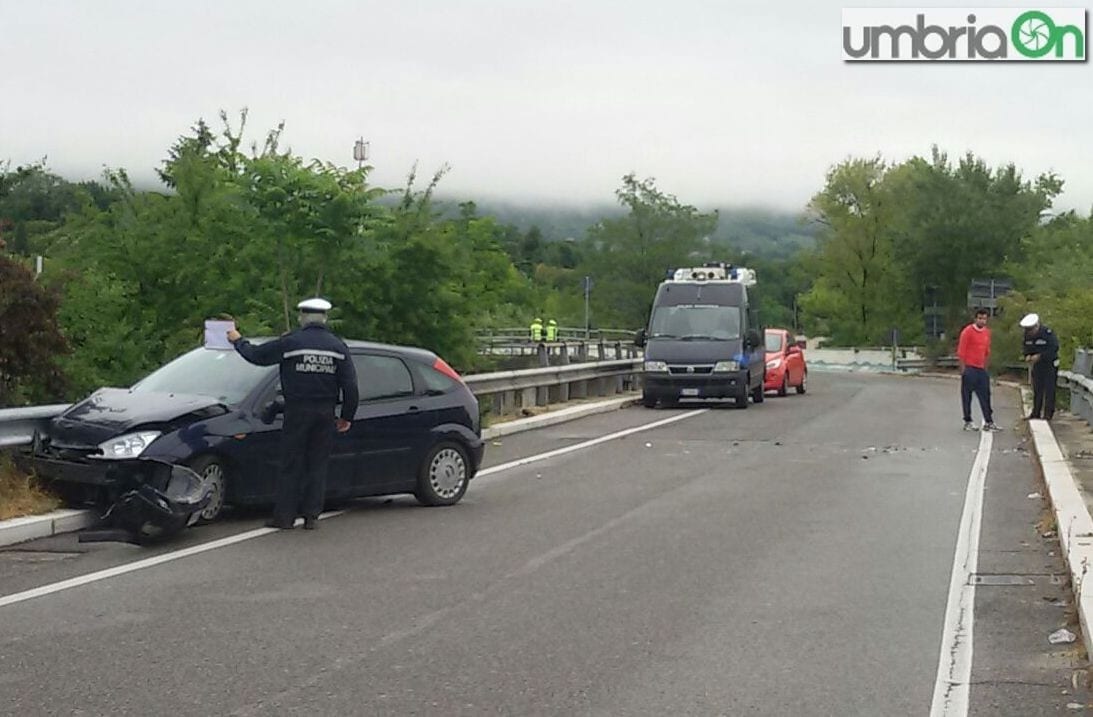Finisce fuori strada, donna 48enne ferita