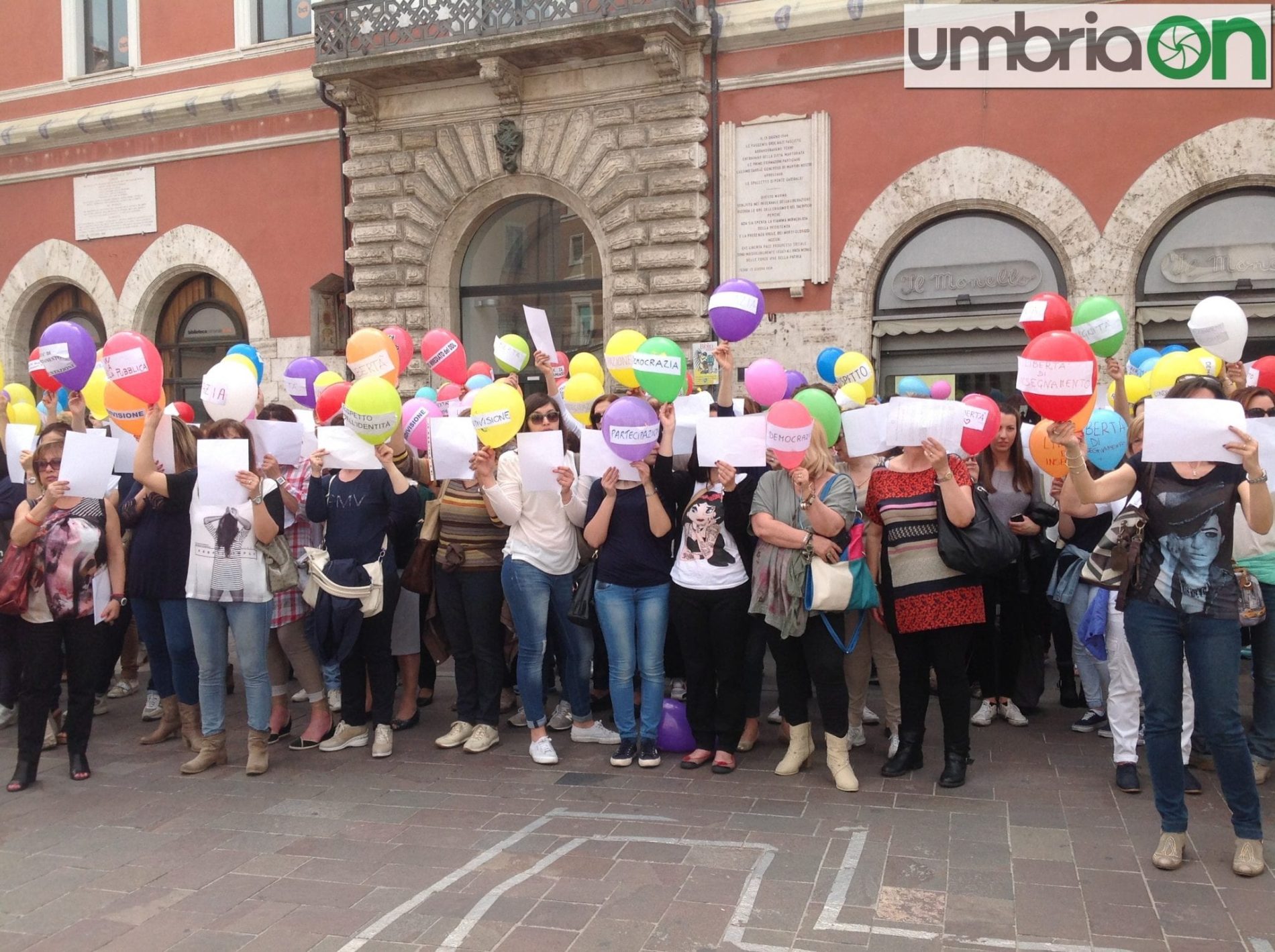 Scuola, il ‘flash mob’ degli insegnanti