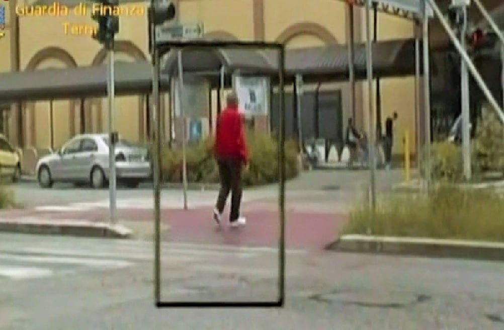 Filmato mentre attraversa la strada