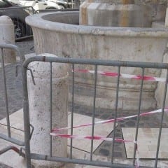 Terni, piazza Duomo: «Fontana sfregiata»