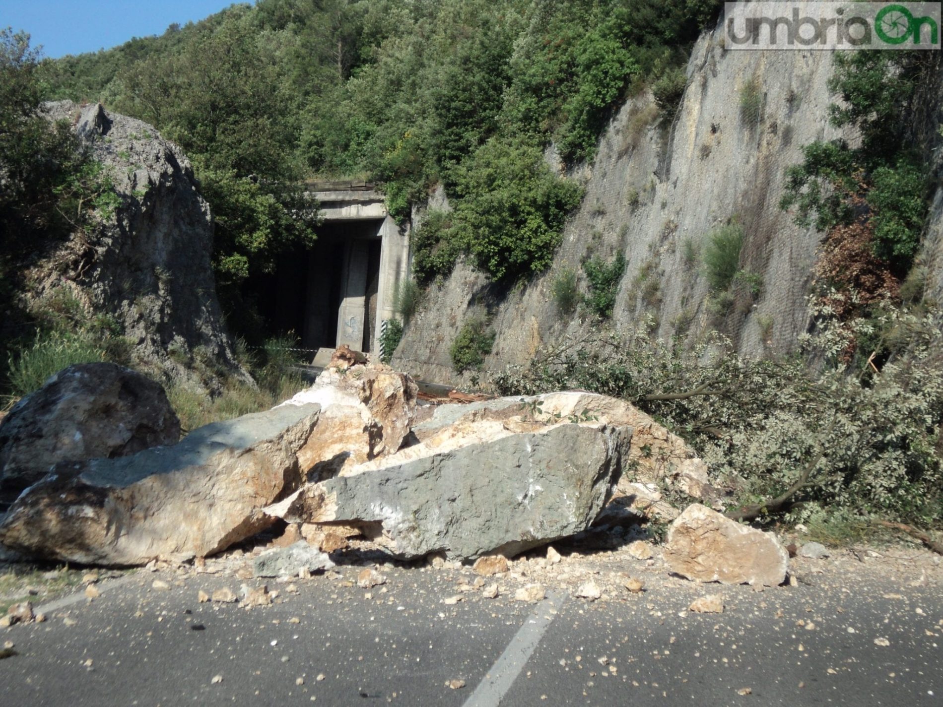 La strada bloccata dopo la frana