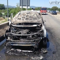 Terni, fiamme sul Rato: auto distrutta