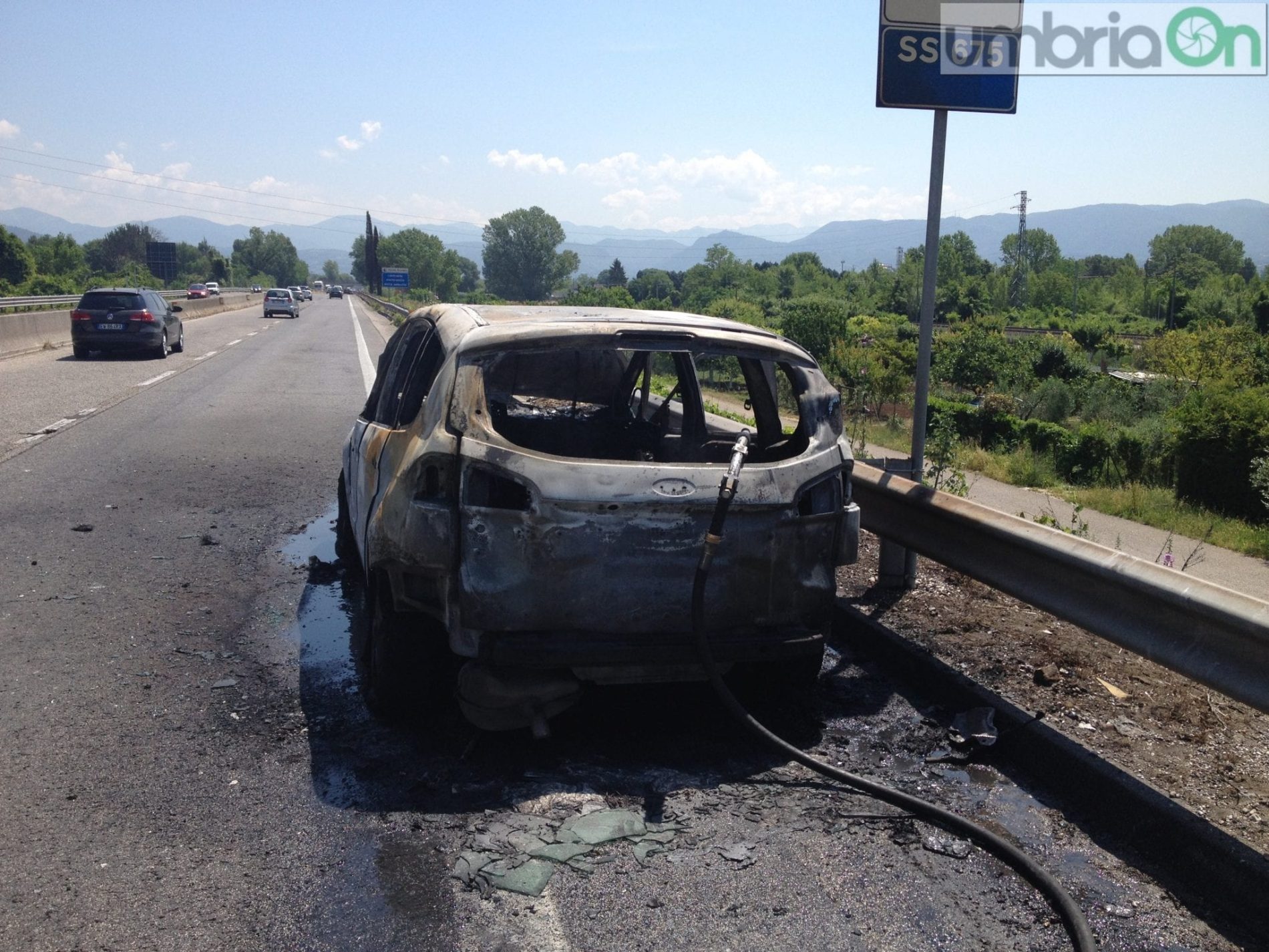 L'auto divorata dalle fiamme