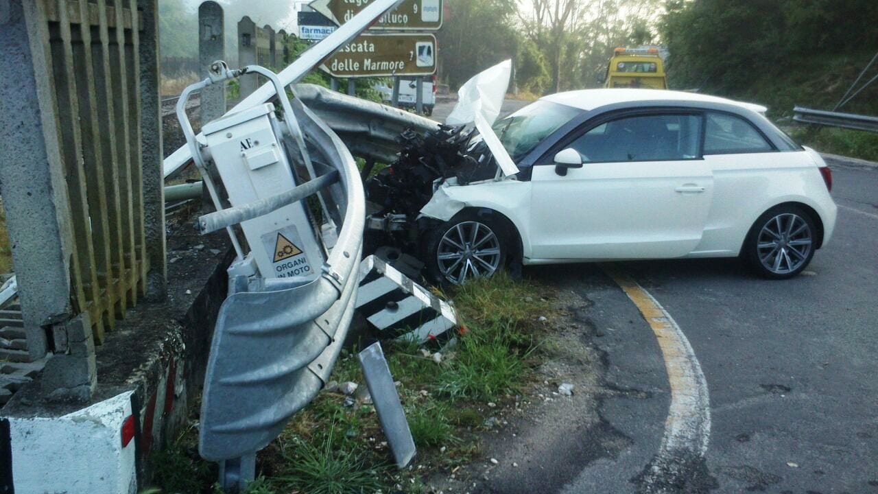 Auto blocca i treni, sbarra travolta