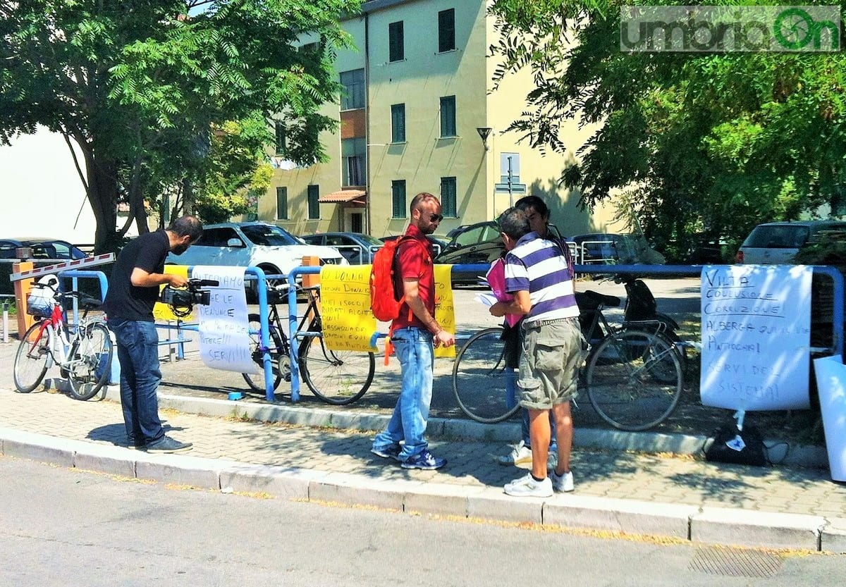 La protesta dell'uomo (di spalle)