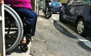 Signora invalida via Sardegna, sedia rotelle contro marciapiede - 19 giugno 2015 (1)