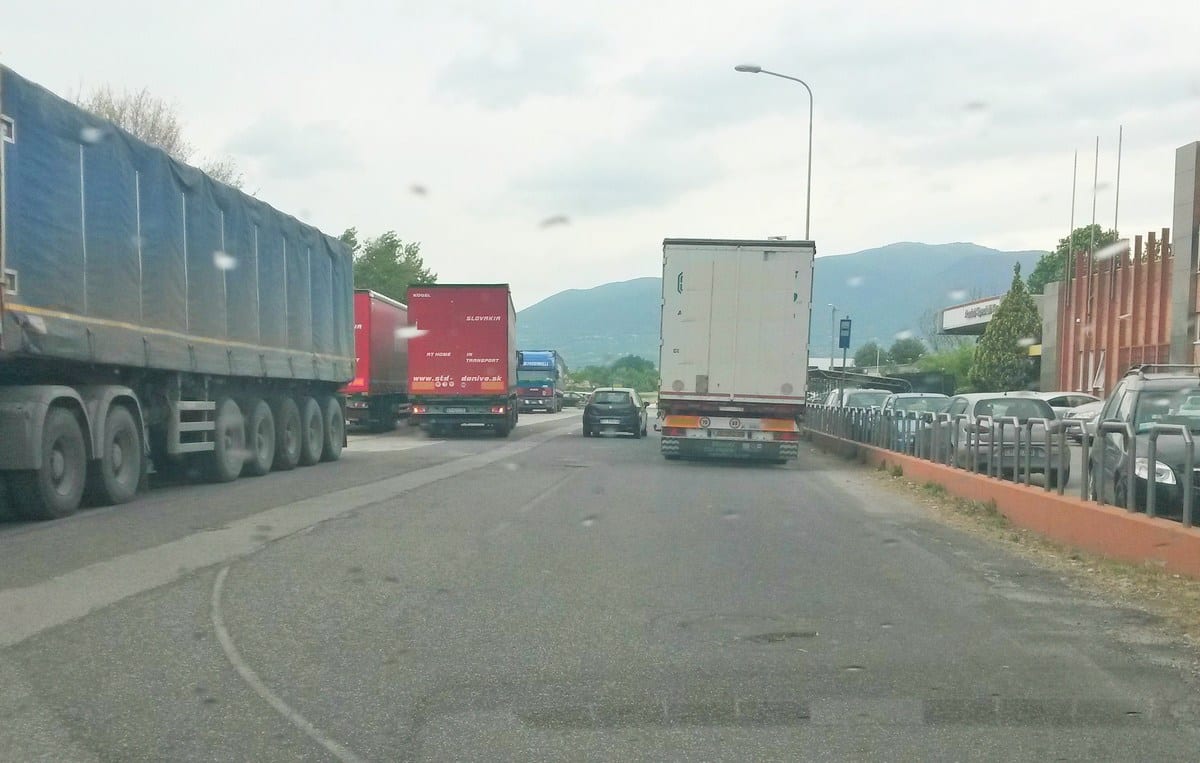 Traffico intenso davanti al Tubificio