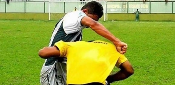 Insulti, sputi, minacce e lancio di sassi all’arbitro: denunciato un dirigente