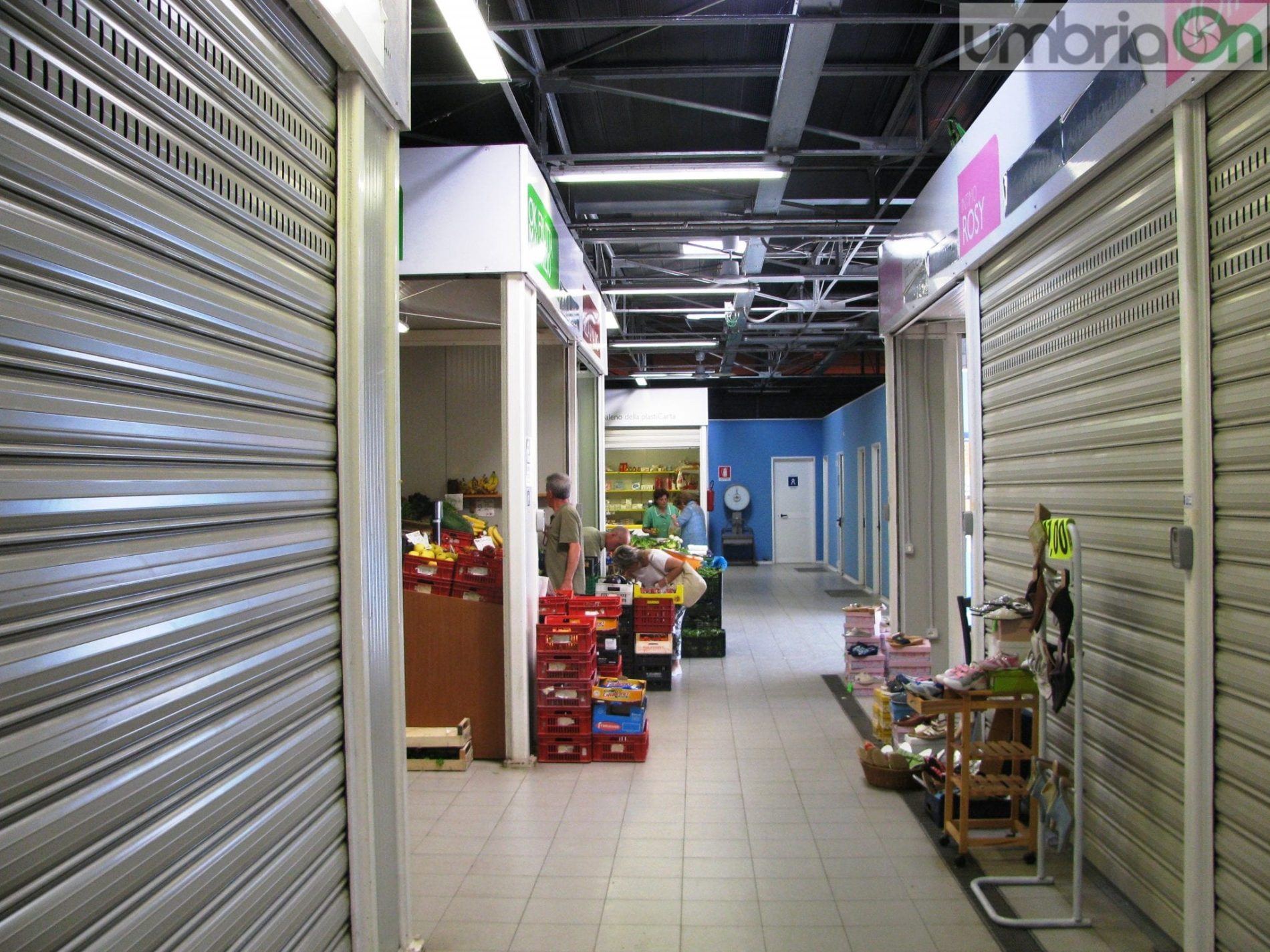 L'interno del mercato in largo Manni (foto archivio)