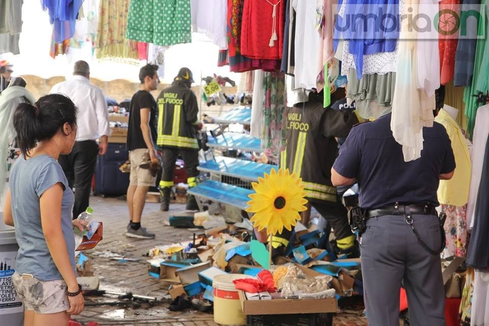 I vigili del fuoco al mercato coperto