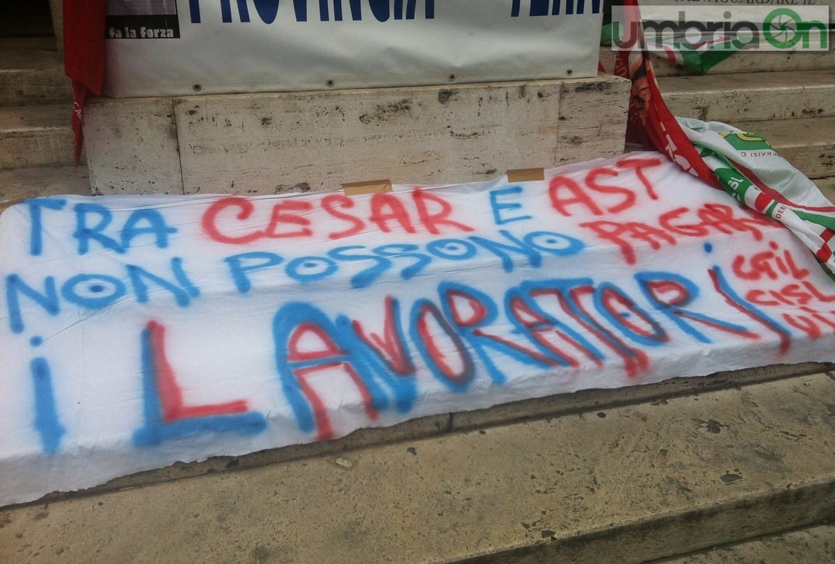 Uno striscione dei lavoratori Cesar