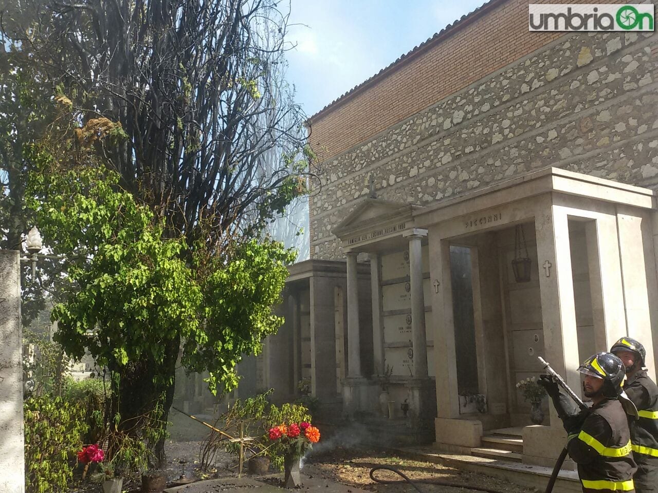 Terni, alberi in fiamme al cimitero comunale