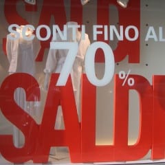 Umbria, saldi al via: «100 euro a testa»