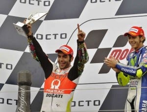 Petrucci sul podio a Silverstone applaudito da Rossi (foto Pramac Racing)