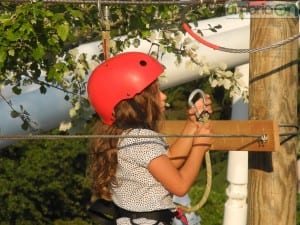 Una bambina nel parco avventura