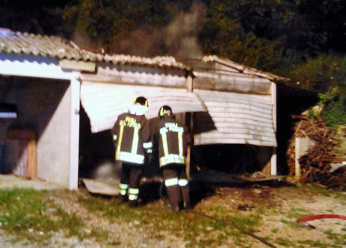 I vigili del fuoco sul luogo dell'incendio