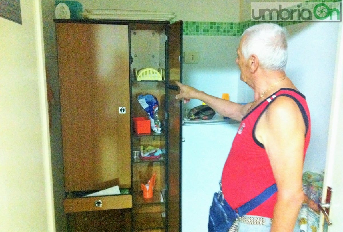 Uno degli armadietti 'rovistati'