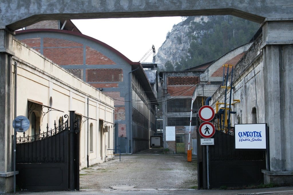 L'ingresso degli stabilimenti di Papigno