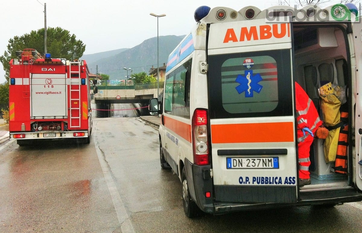 Vigili del fuoco e 118 soccorrono la donna