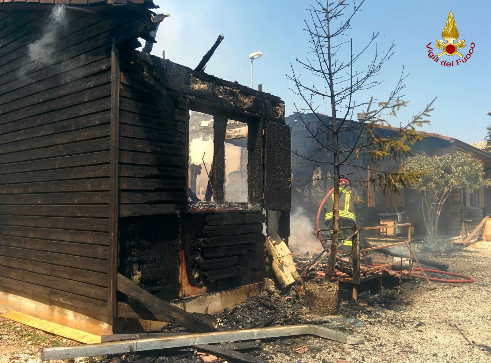 Nocera, prefabbricati avvolti dalle fiamme