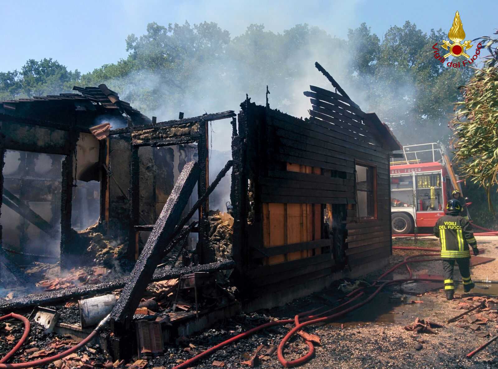 Nocera, prefabbricati preda delle fiamme